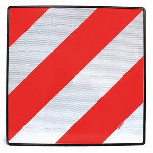 Placa V20 metálica homologada para señalizar la carga saliente en vehículos equipados con TowBox, portabicicletas, portamotos y portaesquís.