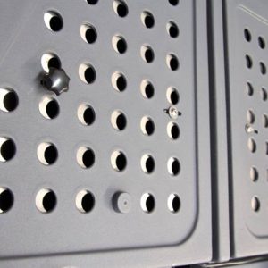 Rejilla de ventilación para TowBox V2 Open, diseñada para mantener el interior del portaequipajes correctamente ventilado durante el transporte.