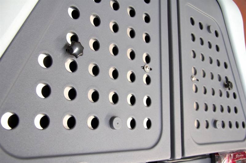 Rejilla de ventilación para TowBox V2 Open, diseñada para mantener el interior del portaequipajes correctamente ventilado durante el transporte.