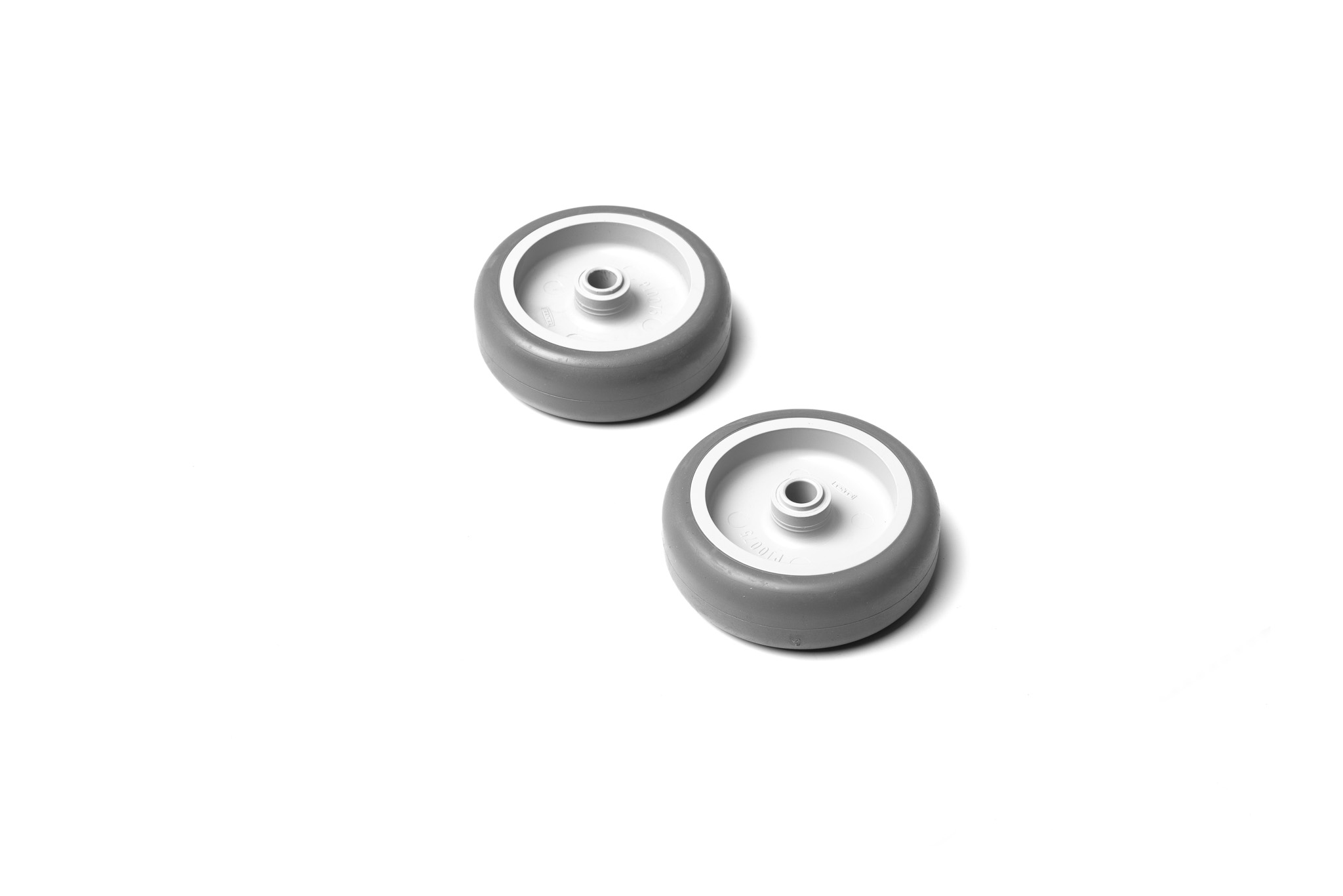 Conjunto de 2 ruedas para TowBox Alpha, diseñado para facilitar el transporte y mejorar la movilidad del portaequipajes.