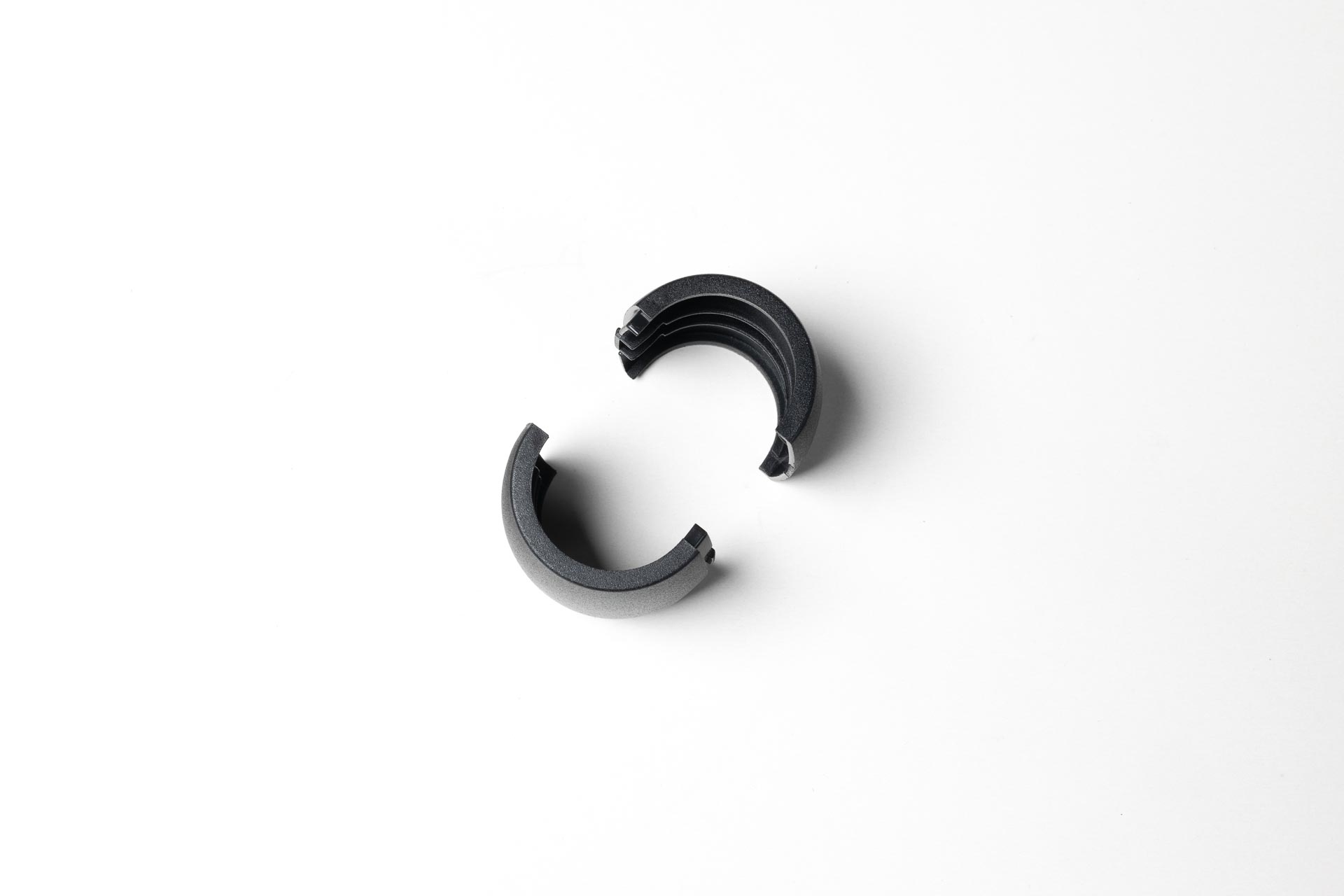 Anillo embellecedor compatible con los portabicicletas TowCar T2, TR2, T3 y TR3, diseñado para mejorar la estética y proteger las conexiones del sistema
