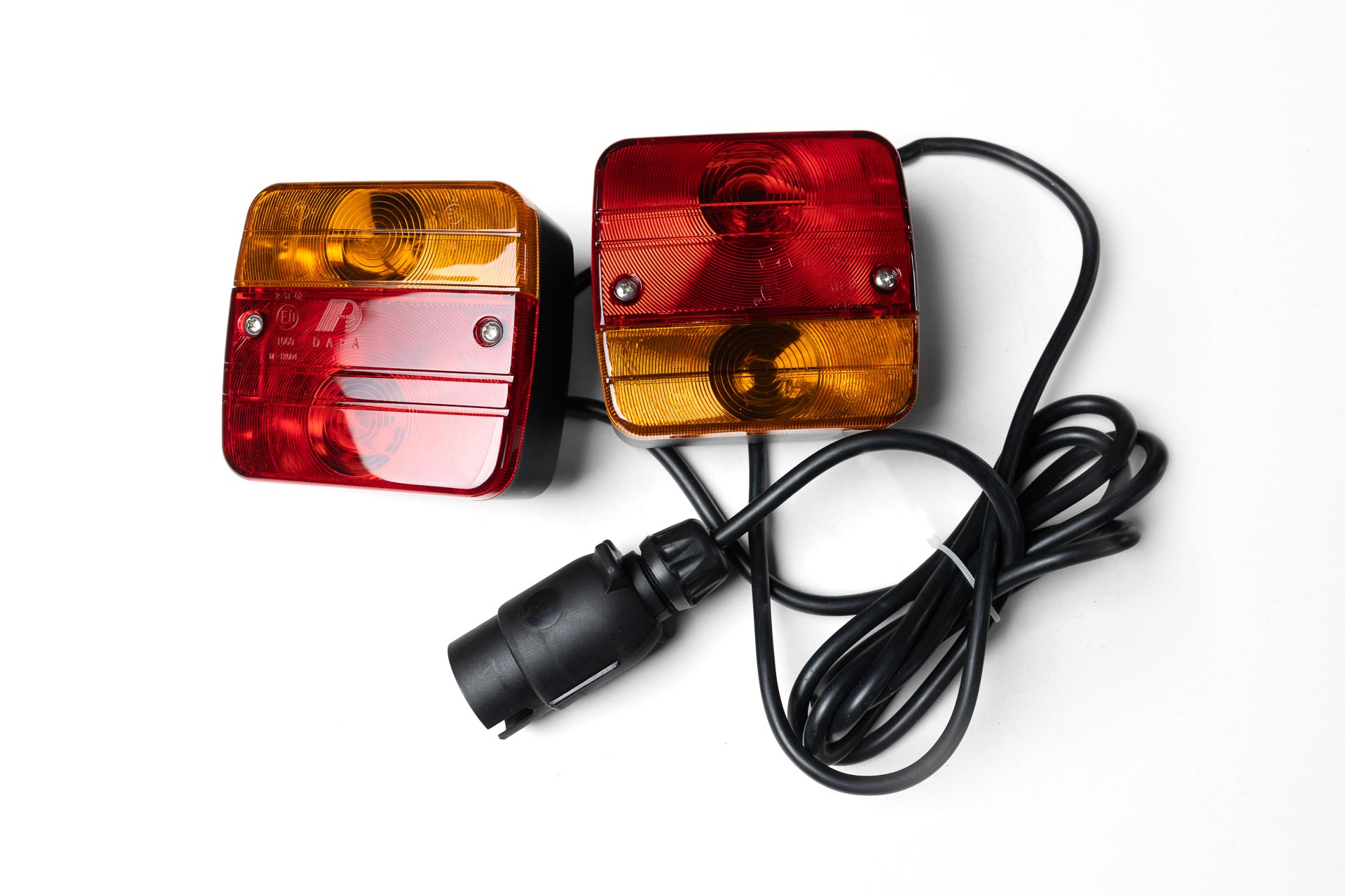 Set de pilotos de cuatro servicios con cable para portabicicletas TowCar B2, B3 y B4, diseñado para proporcionar una iluminación y señalización seguras en carretera.