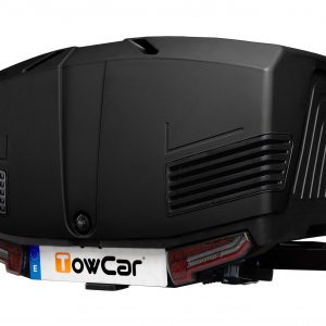 TowBox V3 Camper (bastidor corto) instalado en una furgoneta, ofreciendo 400 litros adicionales de capacidad de carga para viajes y aventuras.