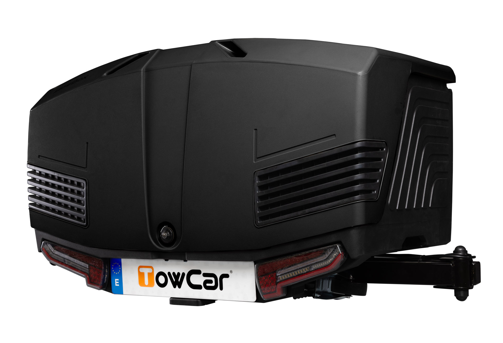 TowBox V3 Camper (bastidor corto) instalado en una furgoneta, ofreciendo 400 litros adicionales de capacidad de carga para viajes y aventuras.