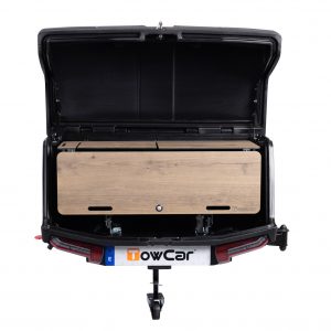 Portaequipajes TowBox V3 Camper Life Urban instalado en la parte trasera de una furgoneta camper, con diseño moderno y funcional. Incluye mueble exterior de cocina y almacenamiento, acabado resistente en color negro, apertura amplia para facilitar la carga y un estilo ideal para viajes, camping y escapadas al aire libre.