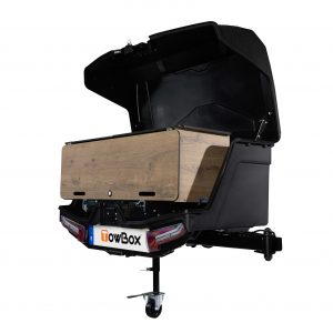 TowBox Camper Life (bastidor corto) instalado en una furgoneta, con un práctico mueble de cocina exterior para disfrutar de viajes y aventuras al aire libre.