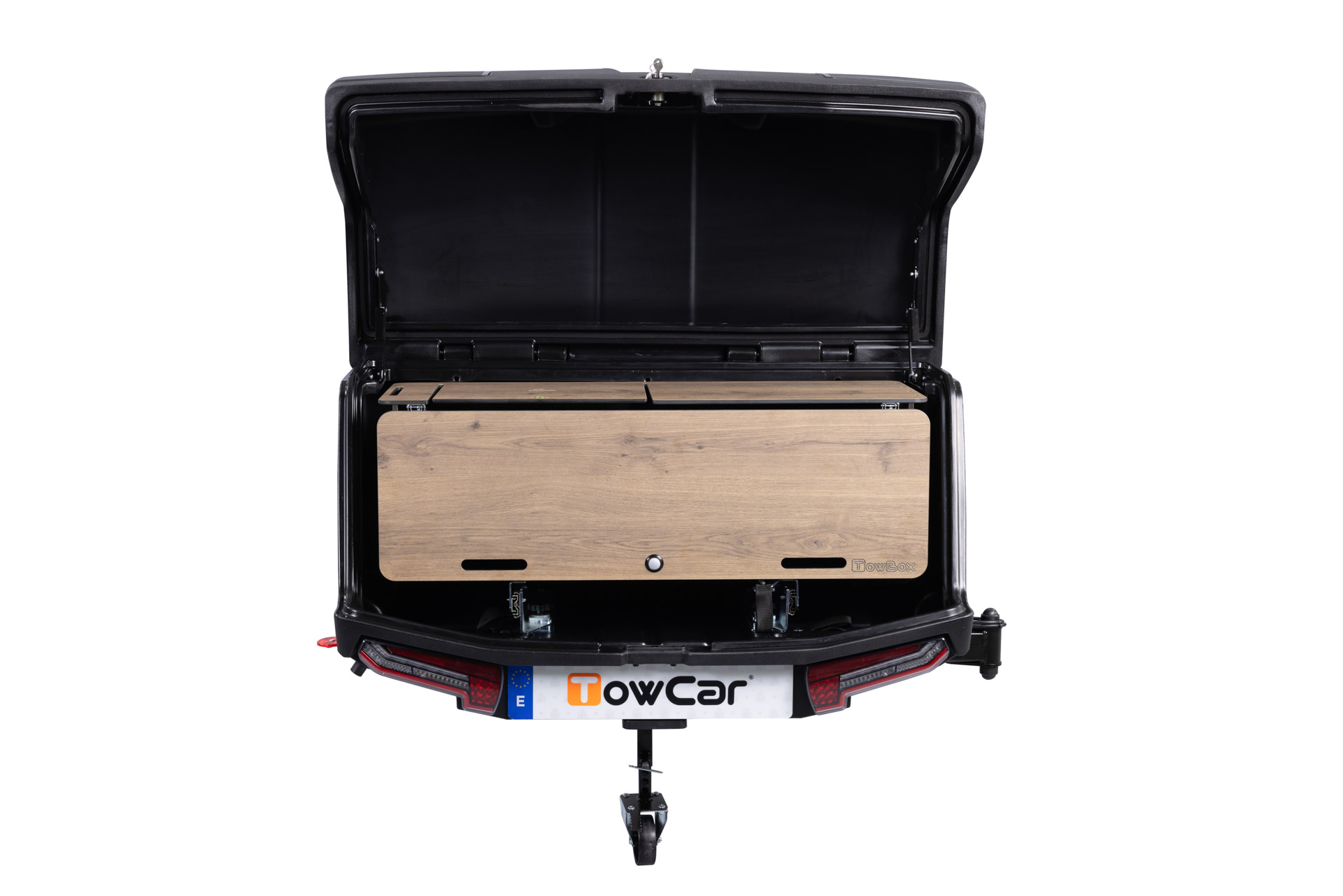 Portaequipajes TowBox V3 Camper Life Urban instalado en la parte trasera de una furgoneta camper, con diseño moderno y funcional. Incluye mueble exterior de cocina y almacenamiento, acabado resistente en color negro, apertura amplia para facilitar la carga y un estilo ideal para viajes, camping y escapadas al aire libre.