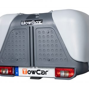 TowBox V2 color gris instalado en un vehículo, ofreciendo una solución práctica y segura para ampliar la capacidad de carga y transportar animales.