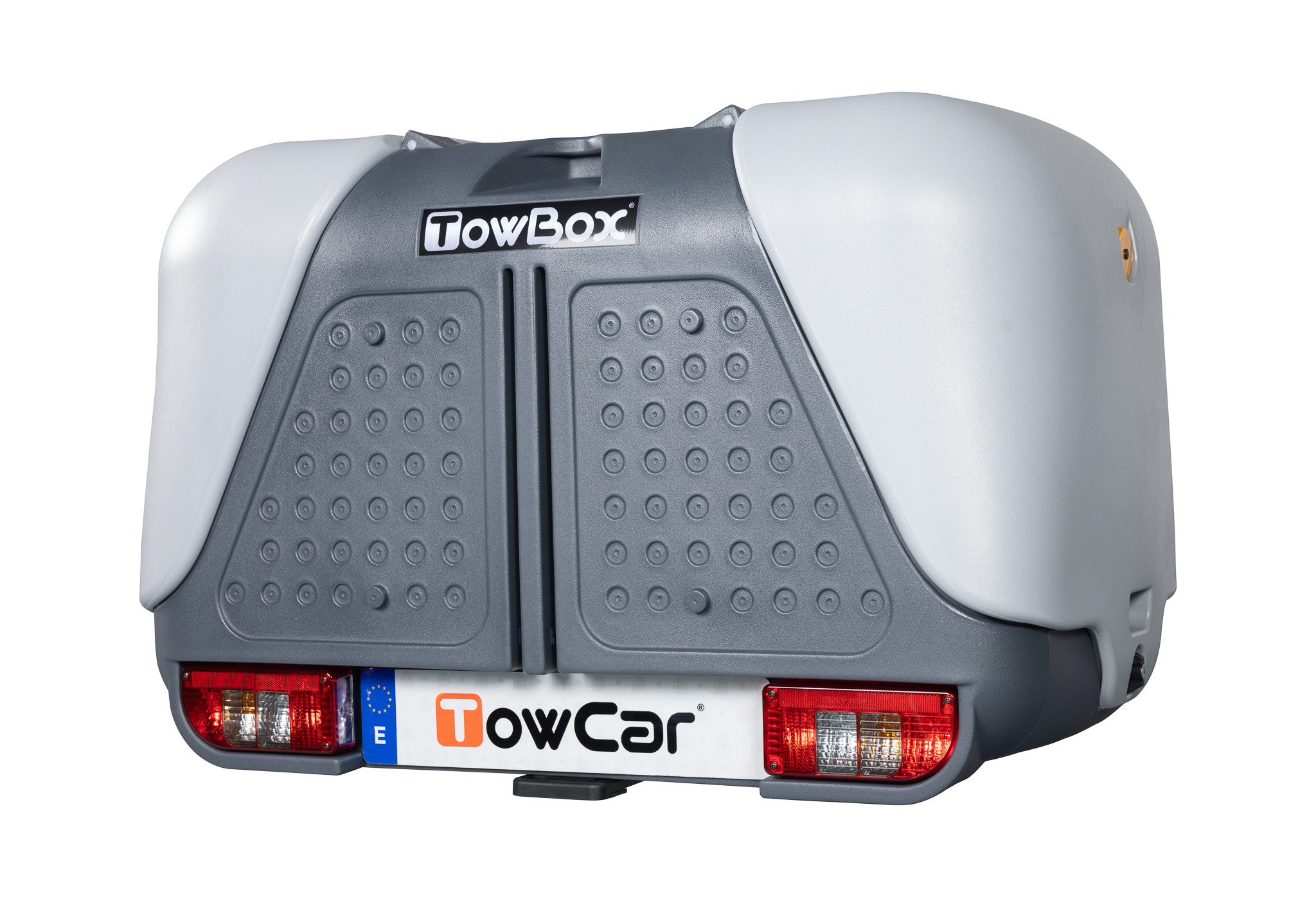 TowBox V2 color gris instalado en un vehículo, ofreciendo una solución práctica y segura para ampliar la capacidad de carga y transportar animales.
