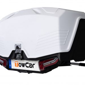 El TowBox Alpha Gris es un portaequipajes trasero diseñado para ofrecer una solución de carga práctica y segura. Con una capacidad de 330 litros, sistema reclinable, pilotos Full LED y conexión eléctrica de 7 y 13 polos, proporciona una conducción silenciosa y eficiente. Fabricado en España y certificado por TÜV y City Crash Test, no requiere pasar ITV y destaca por su diseño compacto y resistente.