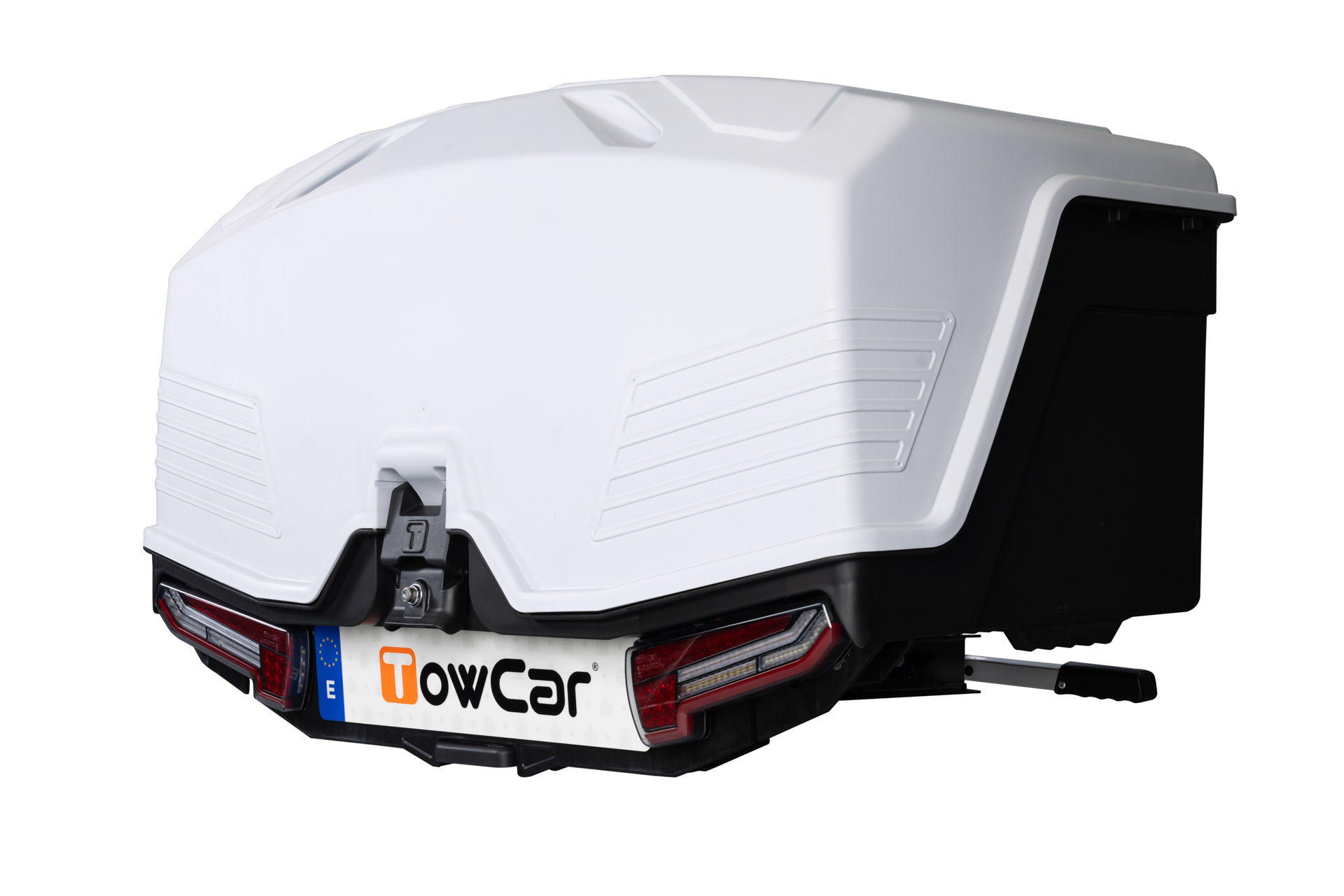El TowBox Alpha Gris es un portaequipajes trasero diseñado para ofrecer una solución de carga práctica y segura. Con una capacidad de 330 litros, sistema reclinable, pilotos Full LED y conexión eléctrica de 7 y 13 polos, proporciona una conducción silenciosa y eficiente. Fabricado en España y certificado por TÜV y City Crash Test, no requiere pasar ITV y destaca por su diseño compacto y resistente.