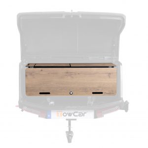 Kit Camper Life para TowBox Camper, diseñado para convertir el portaequipajes en una cocina portátil con compartimentos de almacenamiento y sistema de nivelación integrado.