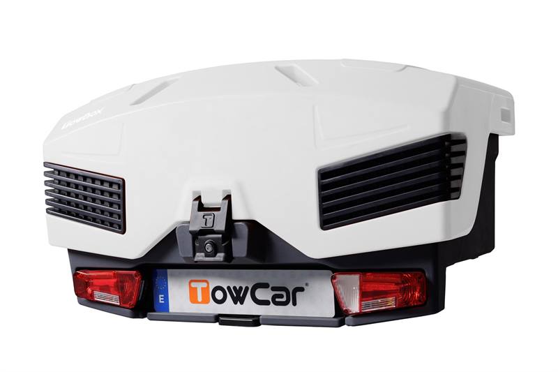 TowBox EVO blanco instalado en un vehículo, ofreciendo una solución moderna y funcional para ampliar la capacidad de carga en cualquier viaje.