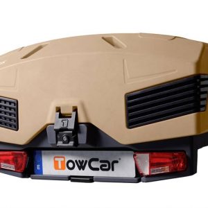 TowBox EVO color camel instalado en un vehículo, proporcionando una solución elegante y funcional para aumentar la capacidad de carga en cualquier viaje