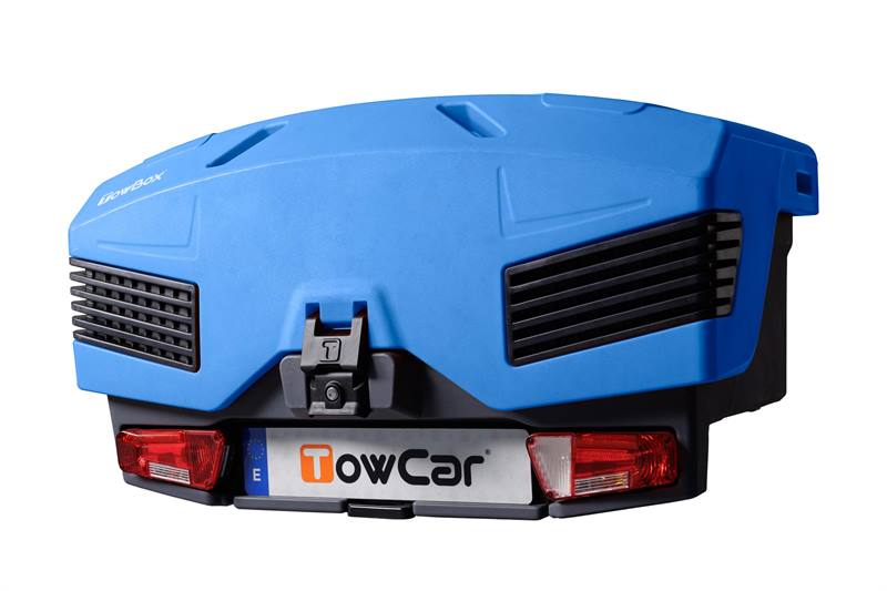 TowBox EVO color azul instalado en un vehículo, proporcionando una solución práctica y elegante para aumentar la capacidad de carga.