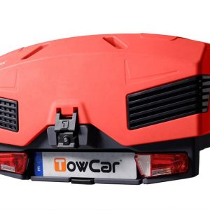 TowBox EVO color rojo instalado en un vehículo, ofreciendo una solución moderna y práctica para ampliar la capacidad de carga.