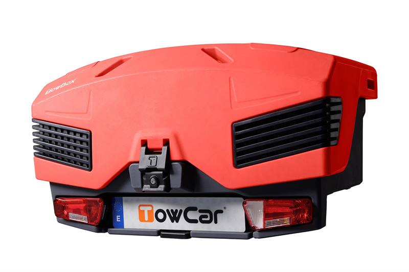 TowBox EVO color rojo instalado en un vehículo, ofreciendo una solución moderna y práctica para ampliar la capacidad de carga.