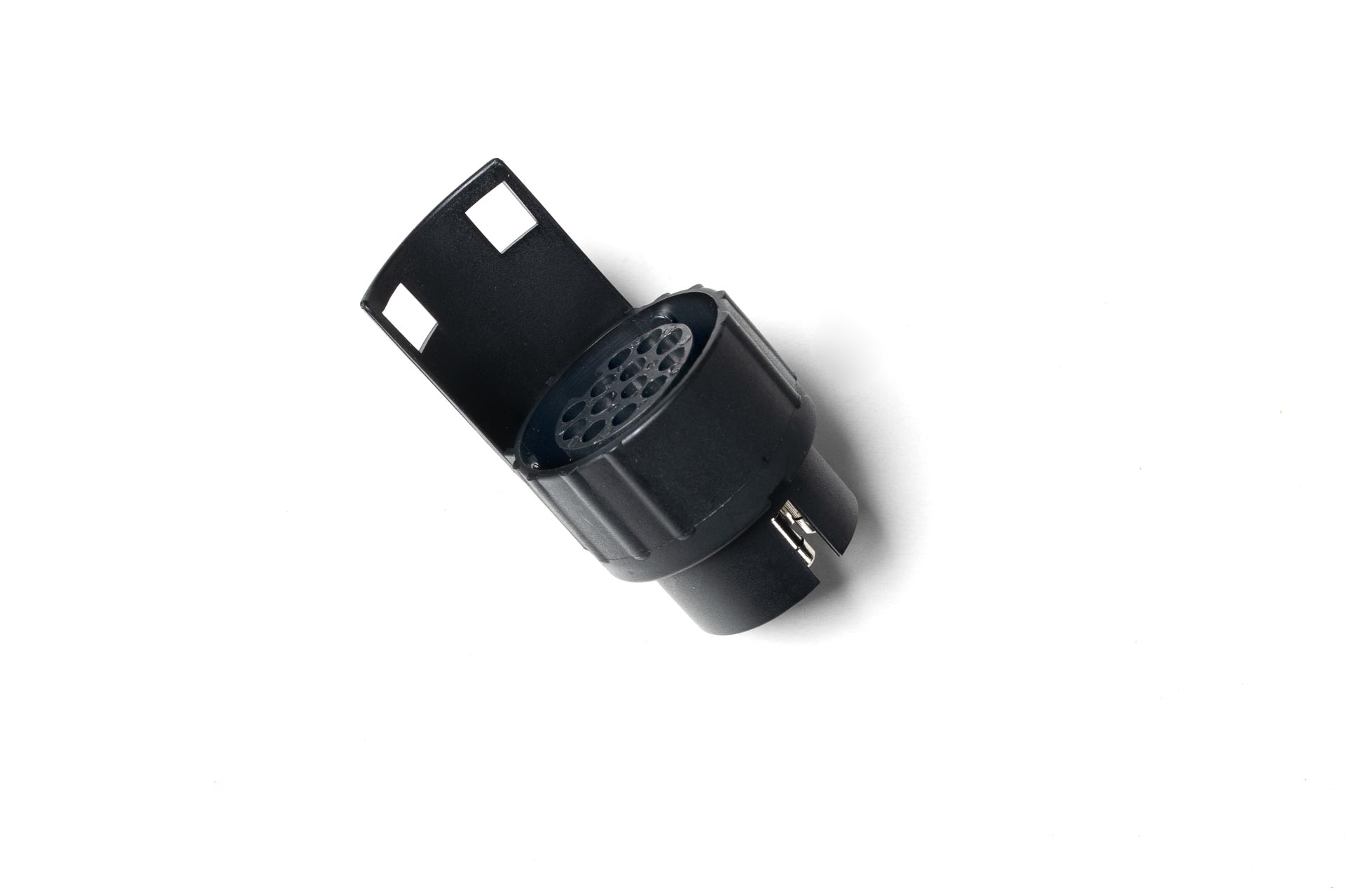 Mini adaptador de 7 polos a 13 pines para conectar vehículos y remolques de forma rápida, segura y sencilla.