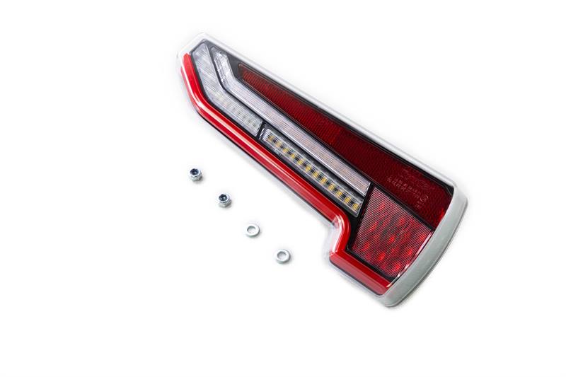Piloto izquierdo FullLED para TowBox V3 con elementos de fijación, diseñado para proporcionar una iluminación eficiente y una mayor seguridad en la conducción.