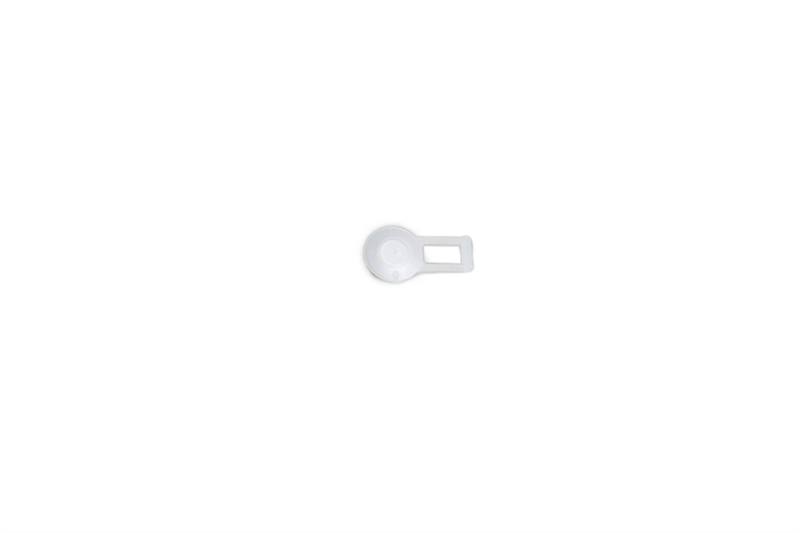 Tapón de desagüe para TowBox V3, diseñado para proteger el interior del cofre y evitar la entrada de agua y suciedad.