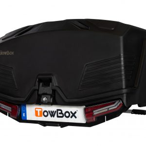 El TowBox Alpha Urban es un portaequipajes trasero elegante, compacto y resistente, diseñado para ofrecer una solución práctica de almacenamiento adicional. Su acabado en color negro, pilotos Full LED y diseño aerodinámico garantizan una conducción cómoda, segura y eficiente.