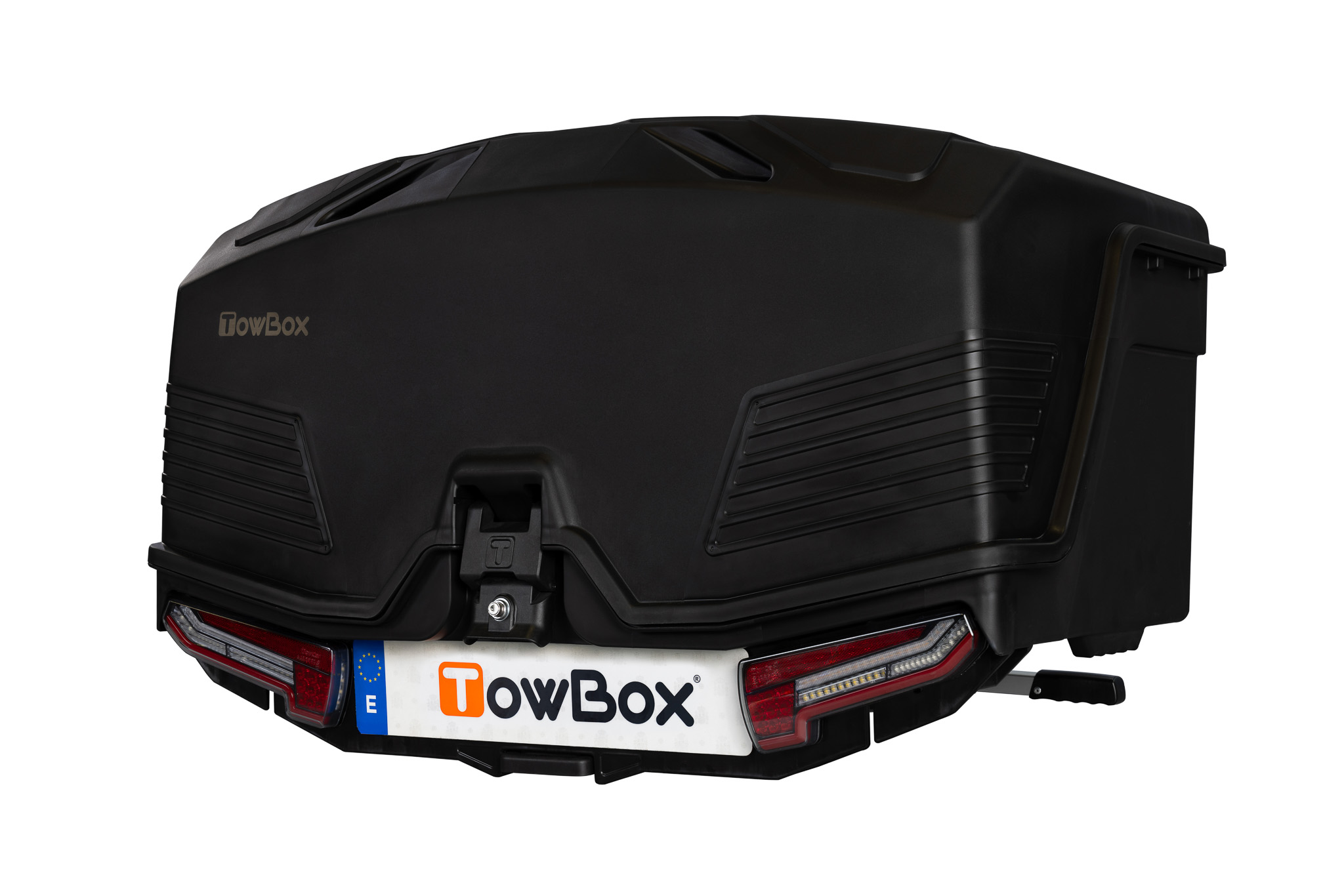 El TowBox Alpha Urban es un portaequipajes trasero elegante, compacto y resistente, diseñado para ofrecer una solución práctica de almacenamiento adicional. Su acabado en color negro, pilotos Full LED y diseño aerodinámico garantizan una conducción cómoda, segura y eficiente.