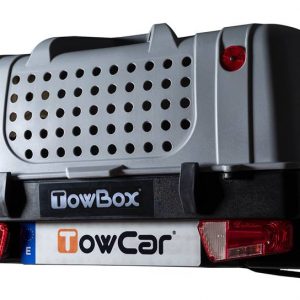 TowBox color gris instalado en un vehículo, ofreciendo una solución práctica y versátil para ampliar la capacidad de carga y transportar animales de forma segura.