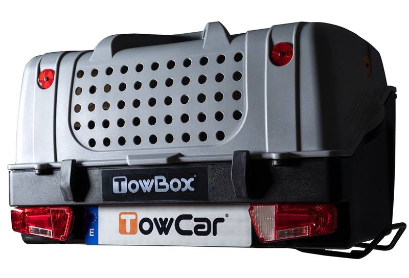 TowBox color gris instalado en un vehículo, ofreciendo una solución práctica y versátil para ampliar la capacidad de carga y transportar animales de forma segura.