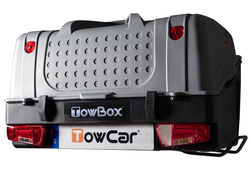 TowBox V1 Urban color gris instalado en un vehículo, ofreciendo una solución práctica y versátil para aumentar la capacidad de carga.