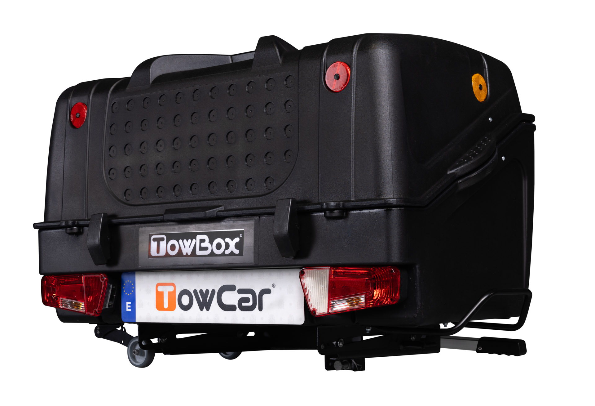 TowBox V1 Urban color negro instalado en un vehículo, proporcionando una solución práctica y versátil para ampliar la capacidad de carga.