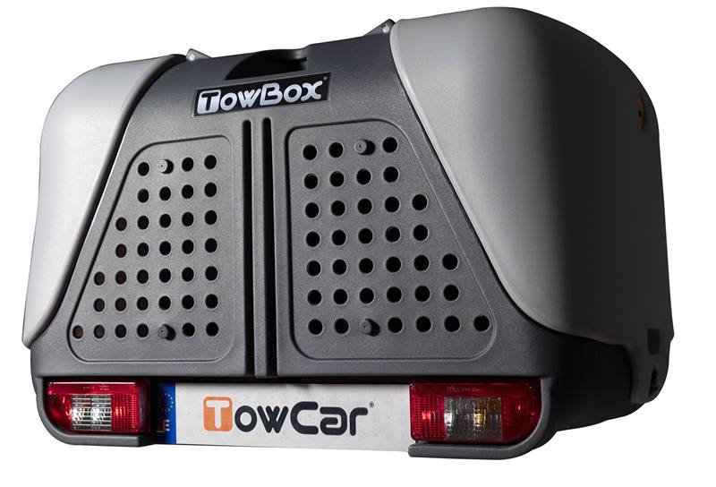 TowBox V2 color gris instalado en un vehículo, diseñado para ampliar la capacidad de carga y transportar animales de forma segura y cómoda.