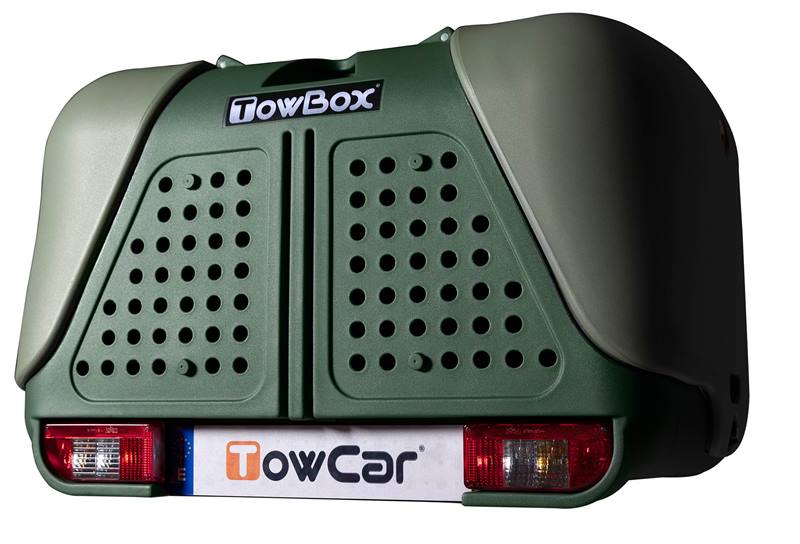 TowBox V2 color verde instalado en un vehículo, diseñado para ampliar la capacidad de carga y transportar animales de forma segura y cómoda.