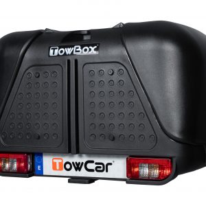 TowBox V2 color negro instalado en un vehículo, proporcionando una solución cómoda y segura para aumentar la capacidad de carga.