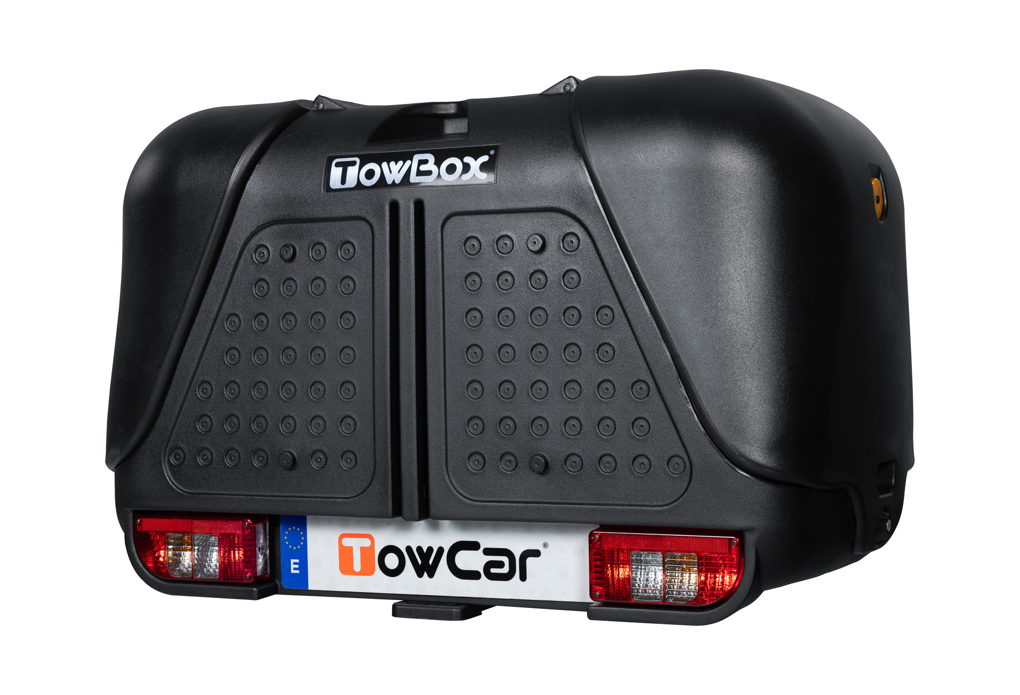TowBox V2 color negro instalado en un vehículo, proporcionando una solución cómoda y segura para aumentar la capacidad de carga.