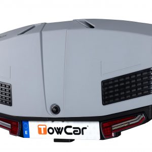 TowBox V3 color gris instalado en un vehículo, ofreciendo una solución moderna y segura para ampliar la capacidad de carga en cualquier viaje.