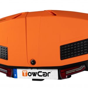 TowBox V3 color naranja instalado en un vehículo, proporcionando una solución moderna y segura para ampliar la capacidad de carga durante cualquier viaje.