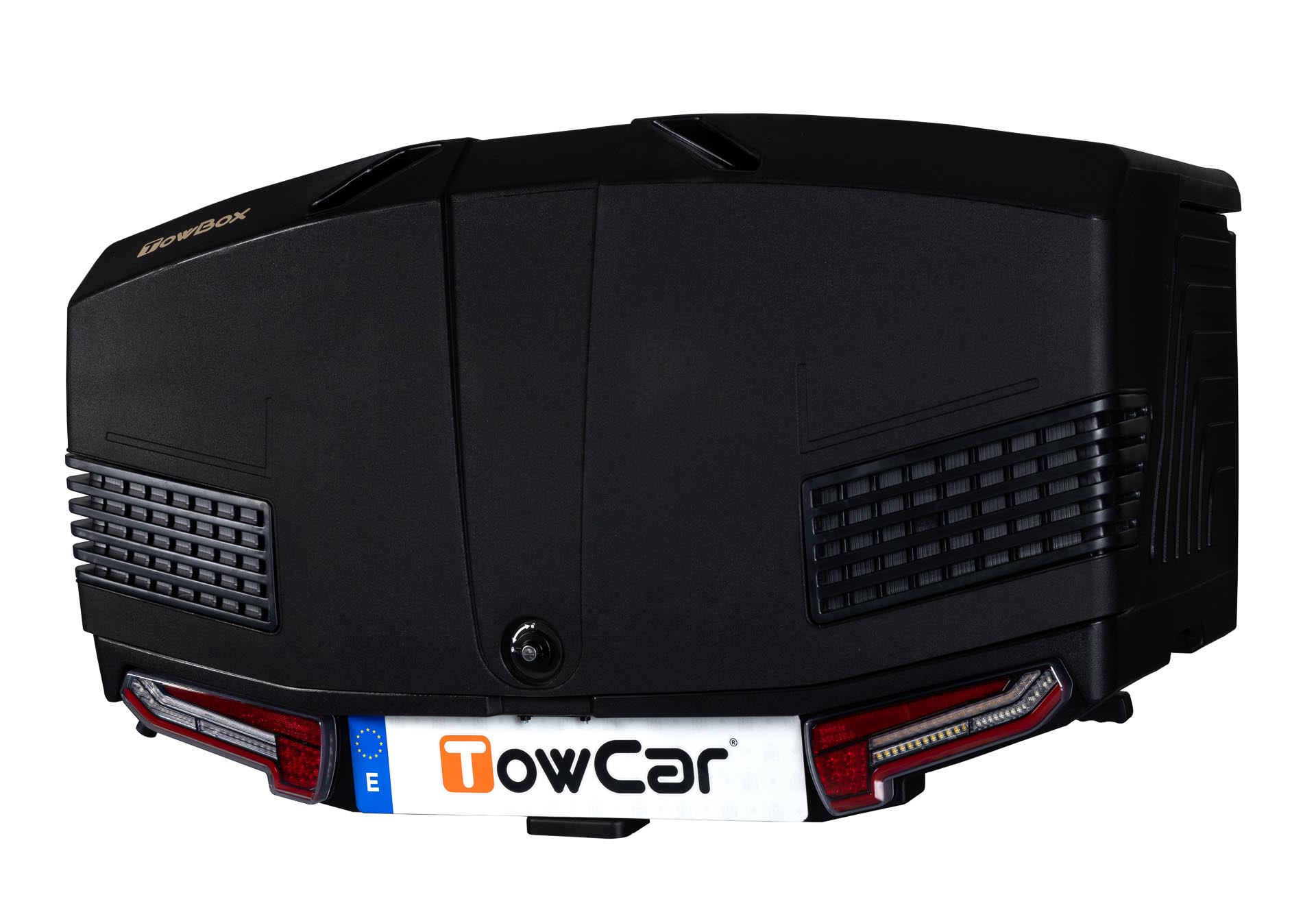 TowBox V3 negro instalado en un vehículo, proporcionando una solución moderna y segura para ampliar la capacidad de carga durante cualquier viaje.